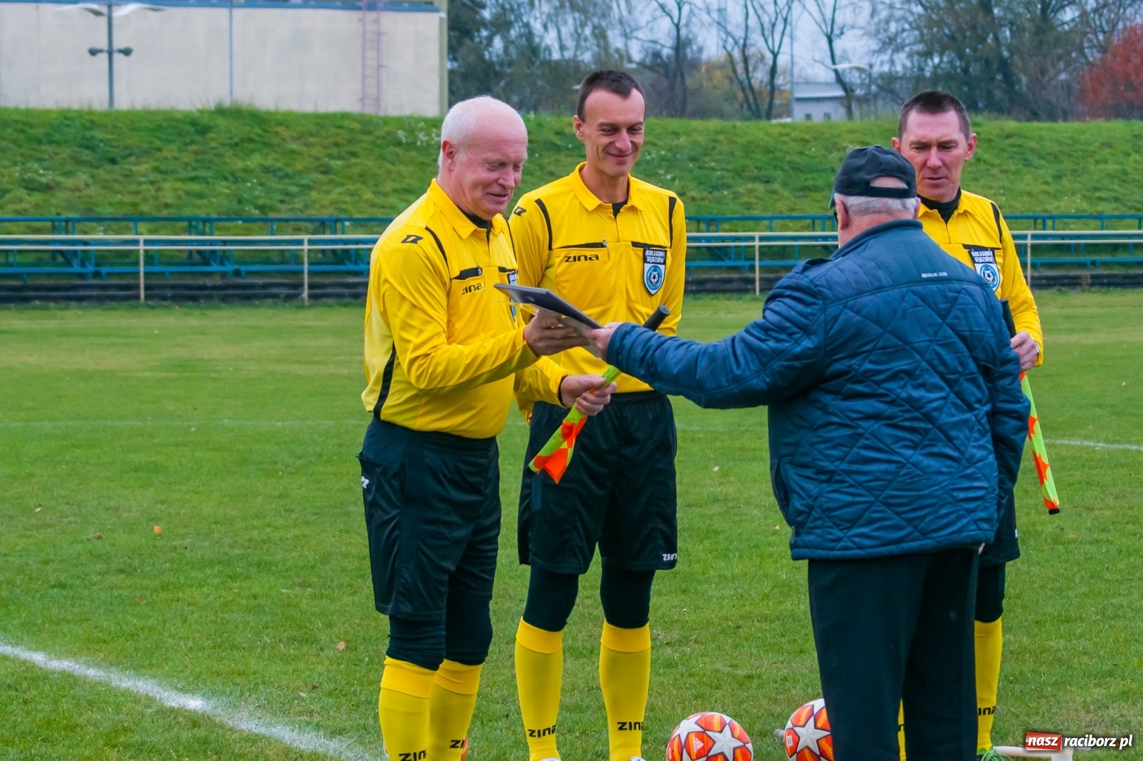 Zdjęcie w galerii na portalu naszraciborz.pl: Czarni lepsi od Rafako. 3000. mecz sędziego Czesława Sroki [FOTO] wiadomości z regionu