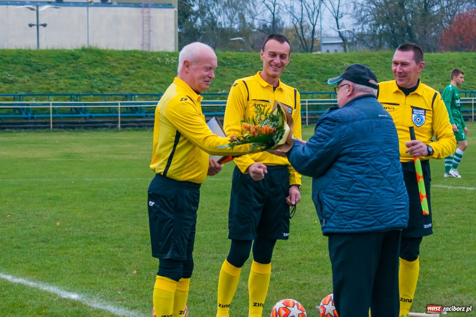 Zdjęcie w galerii na portalu naszraciborz.pl: Czarni lepsi od Rafako. 3000. mecz sędziego Czesława Sroki [FOTO] wiadomości z regionu