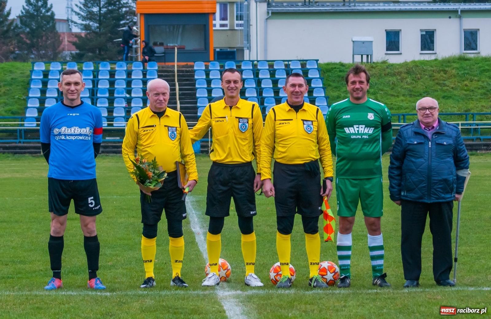 Zdjęcie w galerii na portalu naszraciborz.pl: Czarni lepsi od Rafako. 3000. mecz sędziego Czesława Sroki [FOTO] wiadomości z regionu
