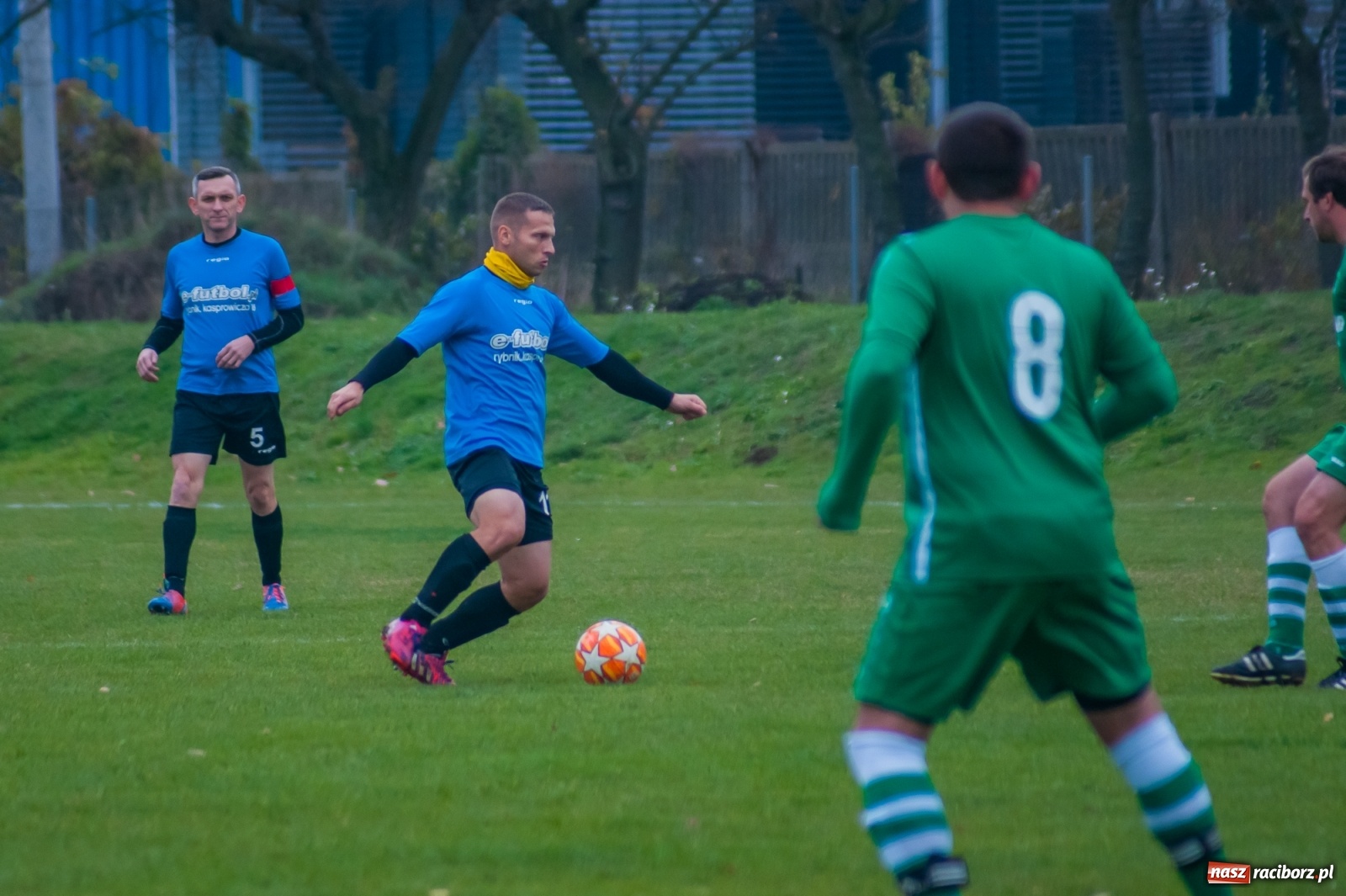 Zdjęcie w galerii na portalu naszraciborz.pl: Czarni lepsi od Rafako. 3000. mecz sędziego Czesława Sroki [FOTO] wiadomości z regionu