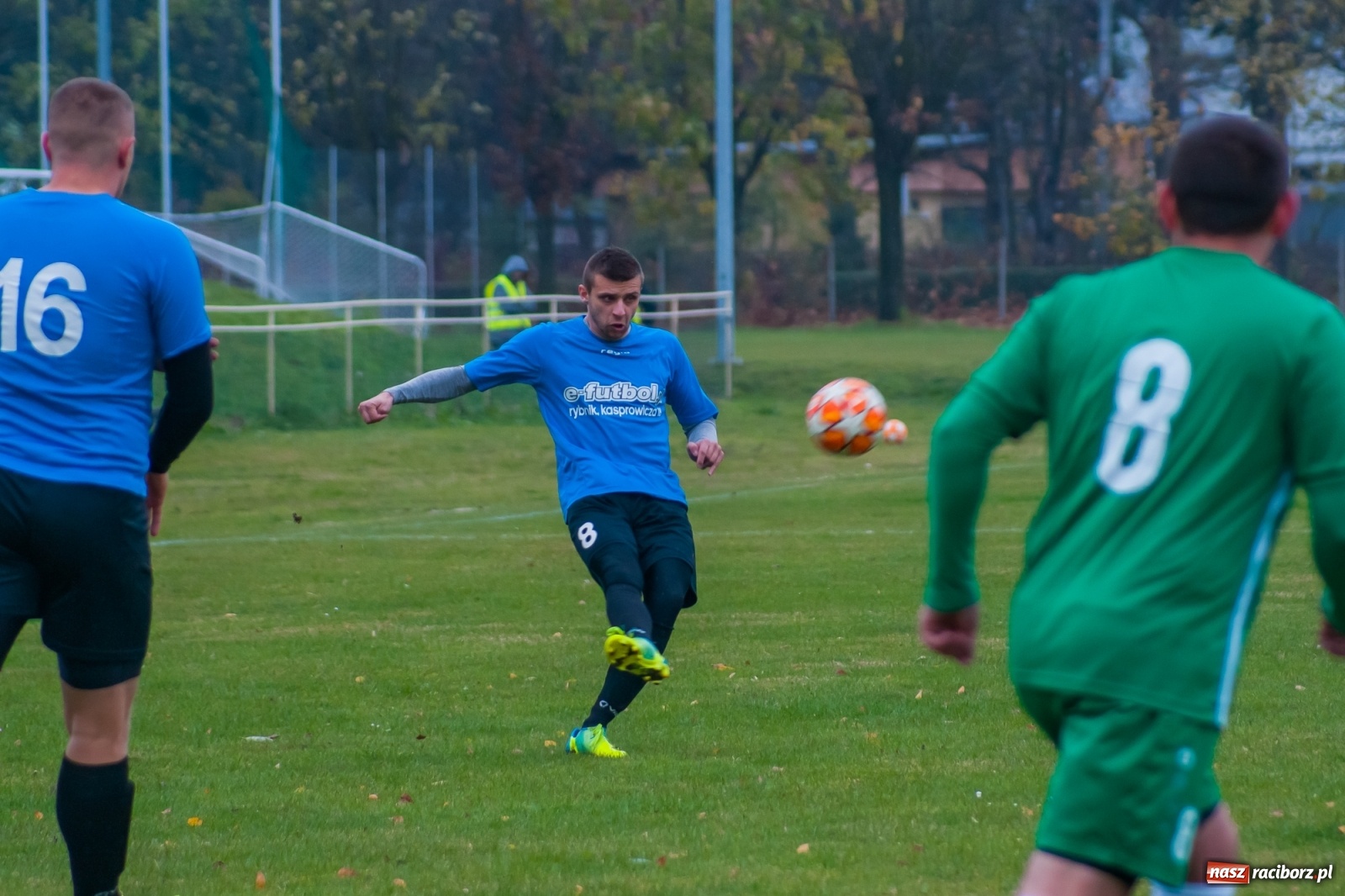 Zdjęcie w galerii na portalu naszraciborz.pl: Czarni lepsi od Rafako. 3000. mecz sędziego Czesława Sroki [FOTO] wiadomości z regionu