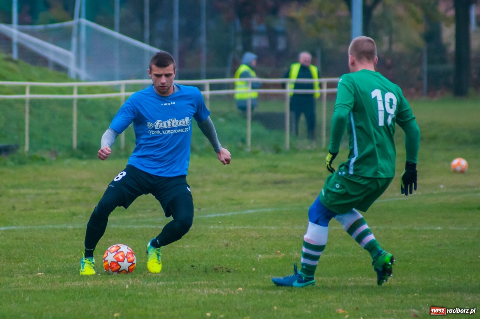 Zdjęcie w galerii na portalu naszraciborz.pl: Czarni lepsi od Rafako. 3000. mecz sędziego Czesława Sroki [FOTO] wiadomości z regionu
