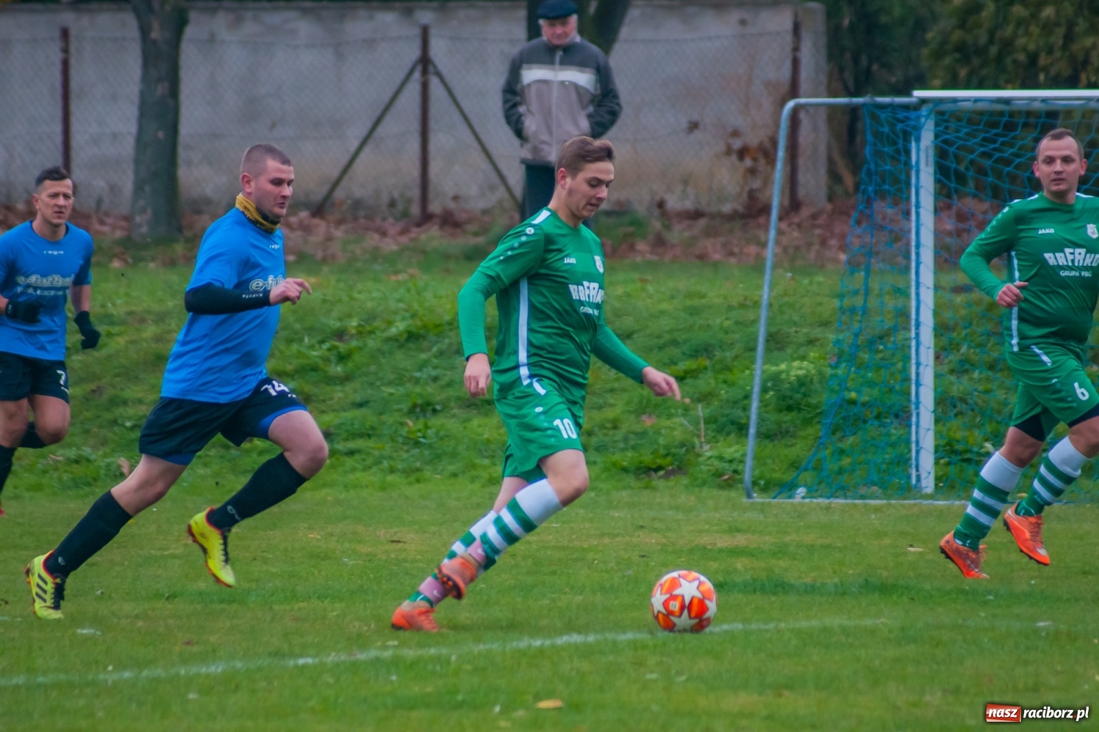 Zdjęcie w galerii na portalu naszraciborz.pl: Czarni lepsi od Rafako. 3000. mecz sędziego Czesława Sroki [FOTO] wiadomości z regionu