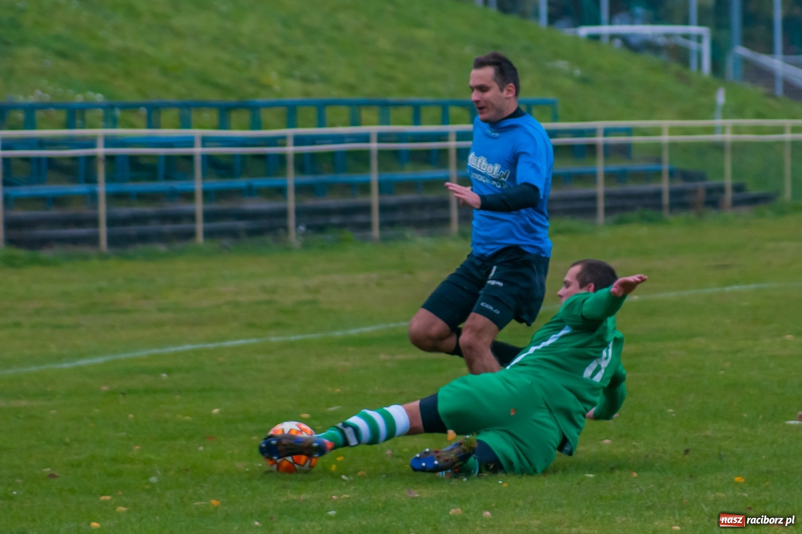 Zdjęcie w galerii na portalu naszraciborz.pl: Czarni lepsi od Rafako. 3000. mecz sędziego Czesława Sroki [FOTO] wiadomości z regionu