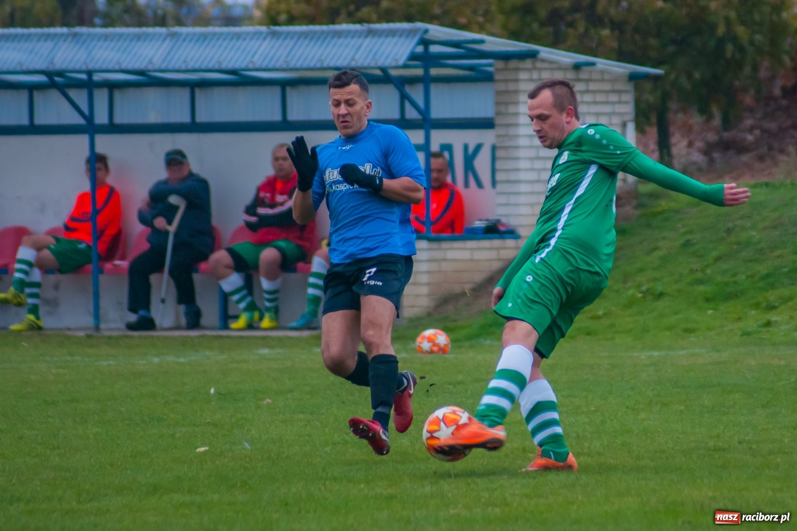 Zdjęcie w galerii na portalu naszraciborz.pl: Czarni lepsi od Rafako. 3000. mecz sędziego Czesława Sroki [FOTO] wiadomości z regionu
