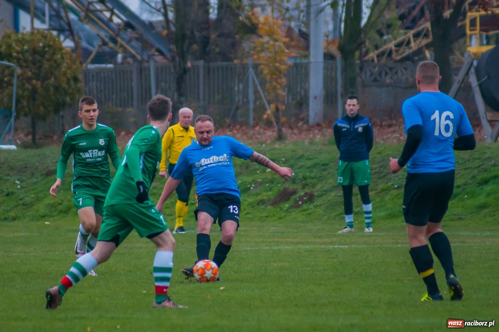Zdjęcie w galerii na portalu naszraciborz.pl: Czarni lepsi od Rafako. 3000. mecz sędziego Czesława Sroki [FOTO] wiadomości z regionu