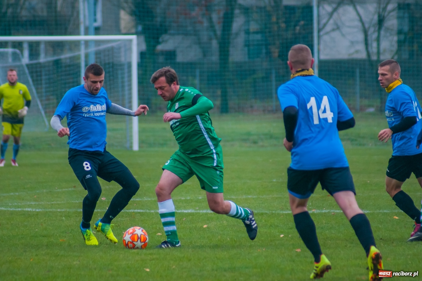 Zdjęcie w galerii na portalu naszraciborz.pl: Czarni lepsi od Rafako. 3000. mecz sędziego Czesława Sroki [FOTO] wiadomości z regionu