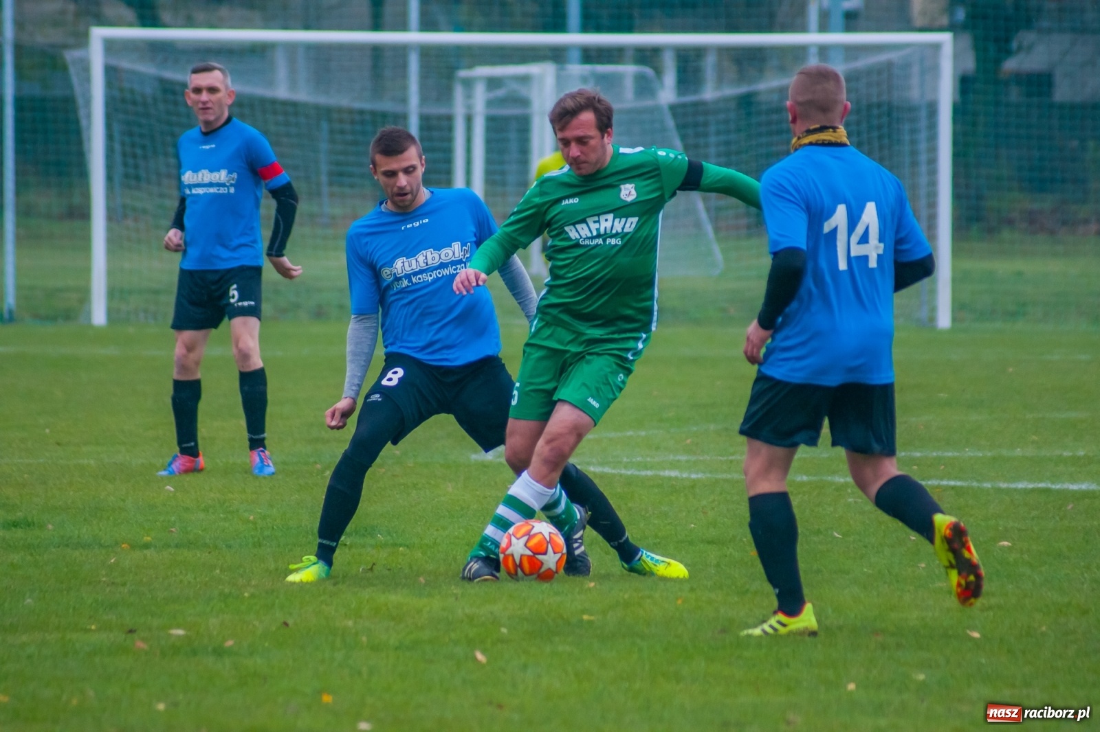 Zdjęcie w galerii na portalu naszraciborz.pl: Czarni lepsi od Rafako. 3000. mecz sędziego Czesława Sroki [FOTO] wiadomości z regionu