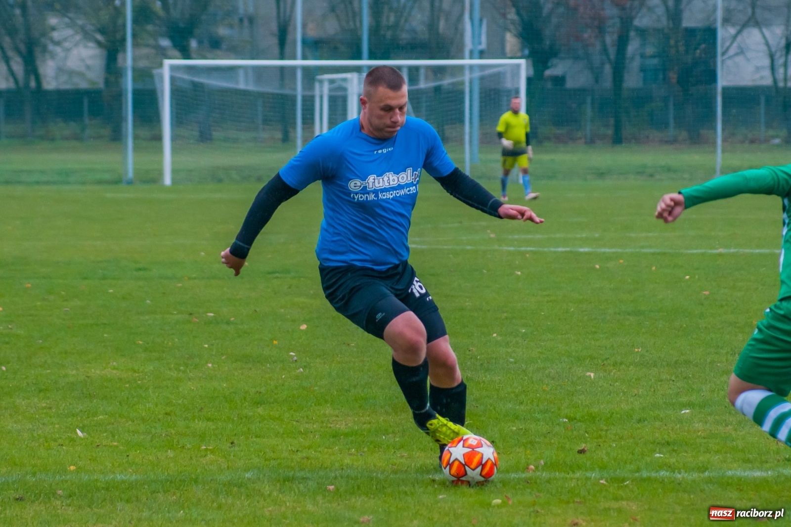 Zdjęcie w galerii na portalu naszraciborz.pl: Czarni lepsi od Rafako. 3000. mecz sędziego Czesława Sroki [FOTO] wiadomości z regionu
