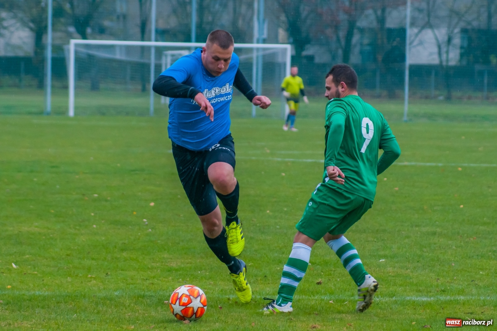 Zdjęcie w galerii na portalu naszraciborz.pl: Czarni lepsi od Rafako. 3000. mecz sędziego Czesława Sroki [FOTO] wiadomości z regionu