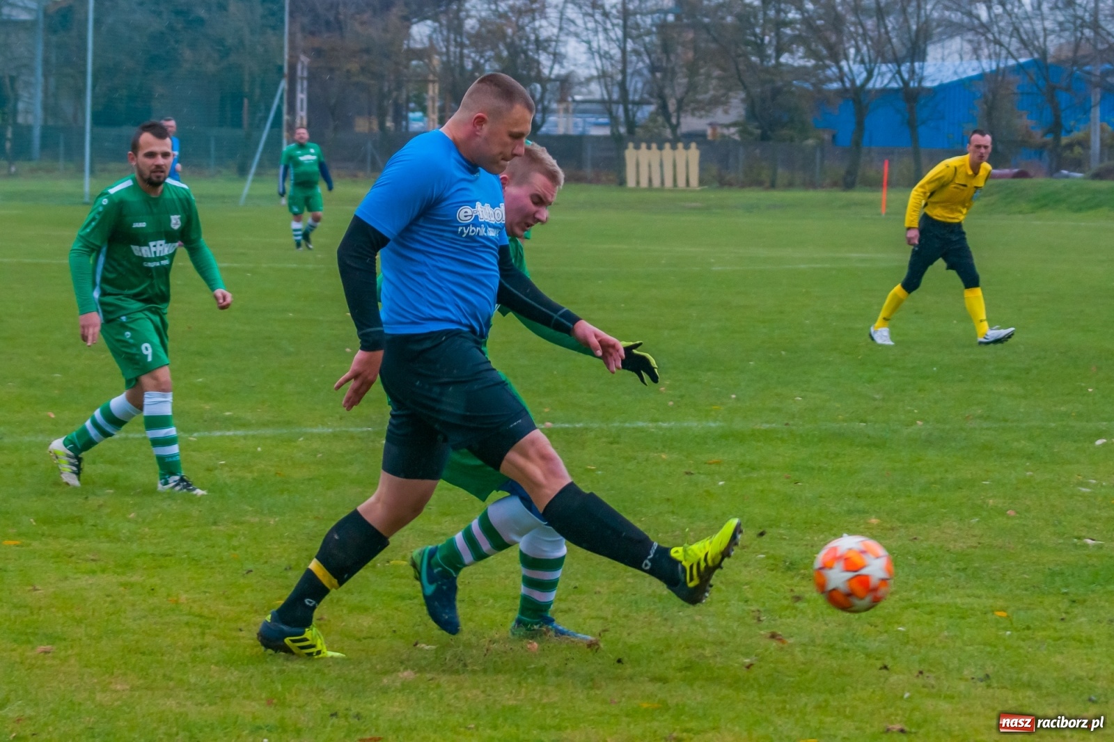 Zdjęcie w galerii na portalu naszraciborz.pl: Czarni lepsi od Rafako. 3000. mecz sędziego Czesława Sroki [FOTO] wiadomości z regionu