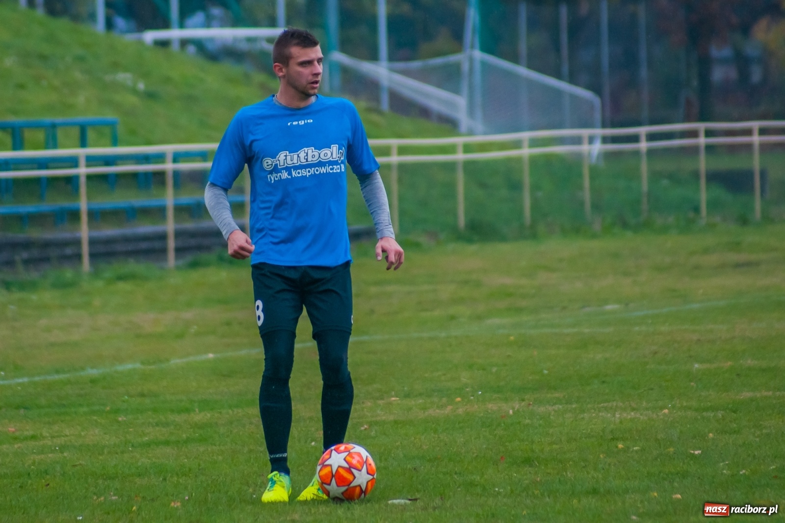 Zdjęcie w galerii na portalu naszraciborz.pl: Czarni lepsi od Rafako. 3000. mecz sędziego Czesława Sroki [FOTO] wiadomości z regionu