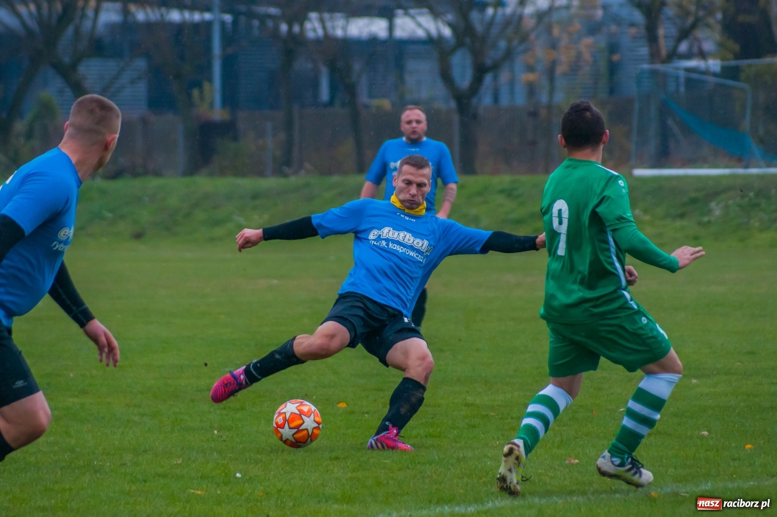Zdjęcie w galerii na portalu naszraciborz.pl: Czarni lepsi od Rafako. 3000. mecz sędziego Czesława Sroki [FOTO] wiadomości z regionu