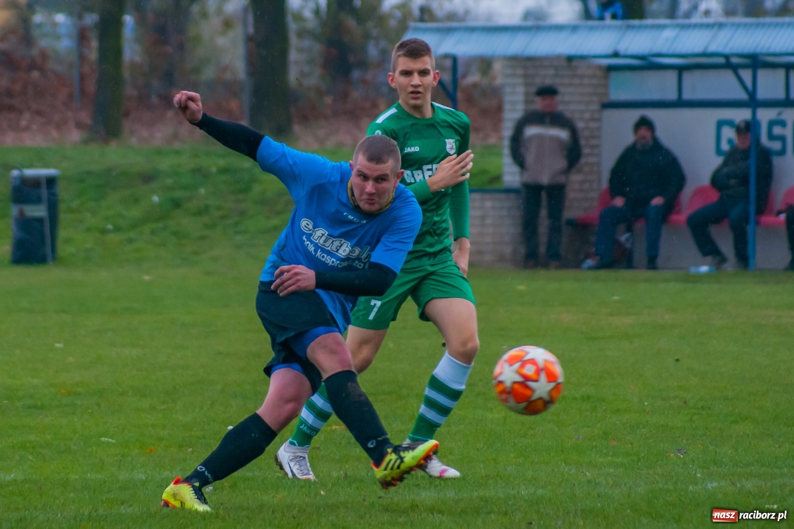 Zdjęcie w galerii na portalu naszraciborz.pl: Czarni lepsi od Rafako. 3000. mecz sędziego Czesława Sroki [FOTO] wiadomości z regionu