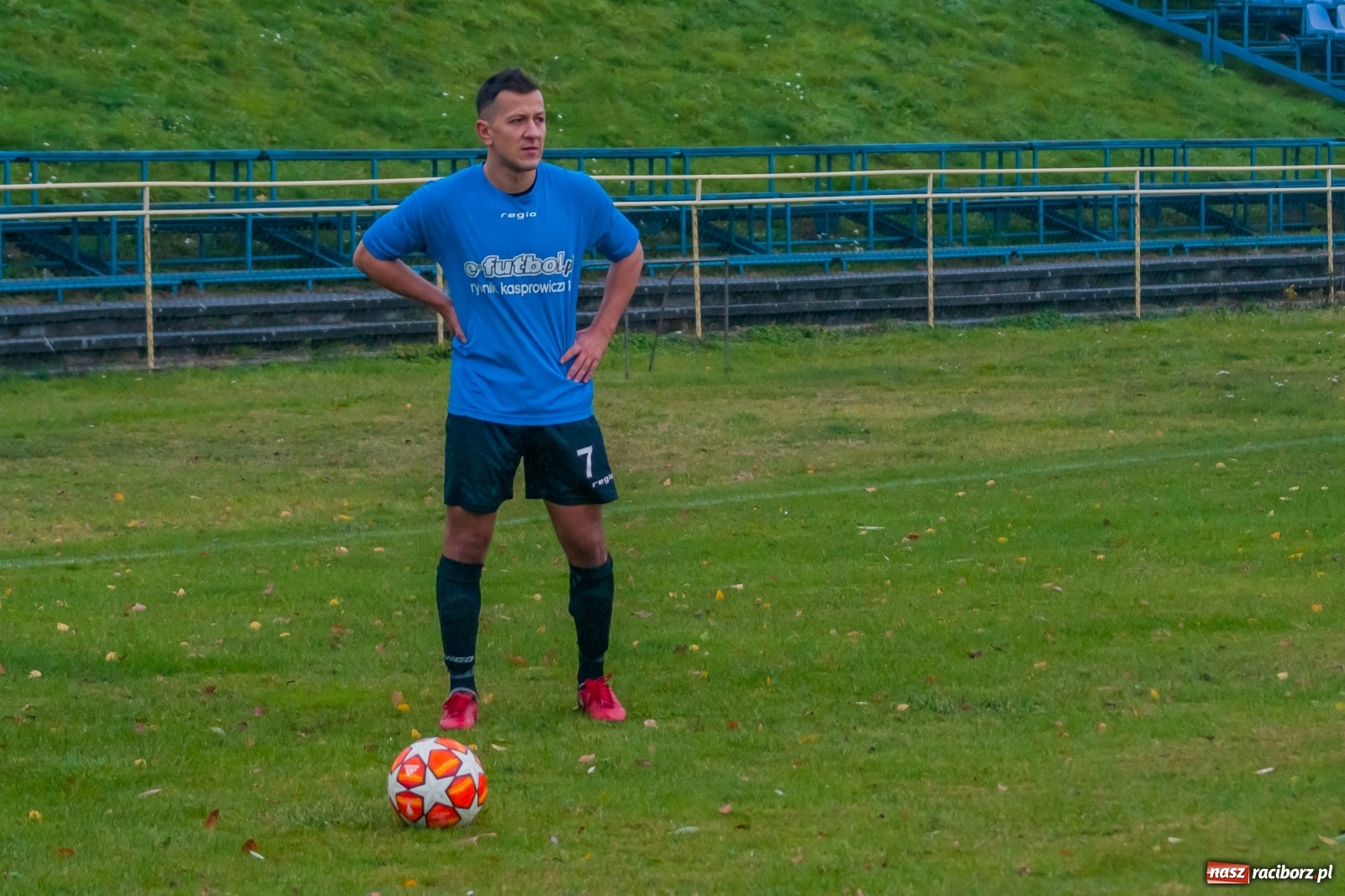 Zdjęcie w galerii na portalu naszraciborz.pl: Czarni lepsi od Rafako. 3000. mecz sędziego Czesława Sroki [FOTO] wiadomości z regionu