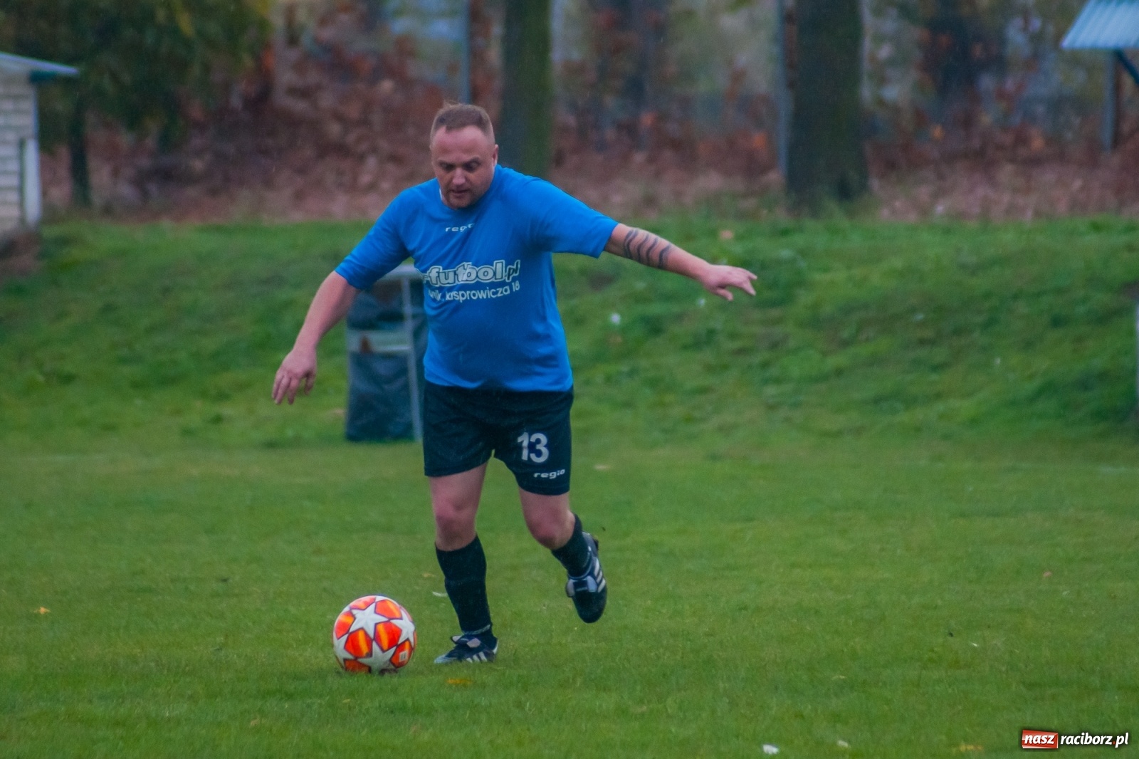 Zdjęcie w galerii na portalu naszraciborz.pl: Czarni lepsi od Rafako. 3000. mecz sędziego Czesława Sroki [FOTO] wiadomości z regionu