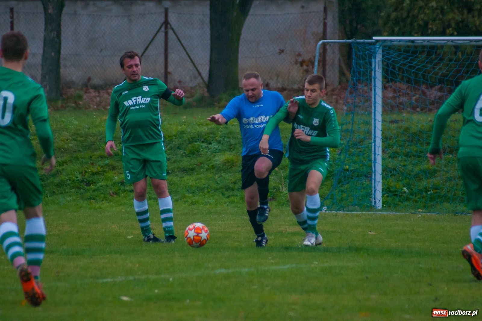 Zdjęcie w galerii na portalu naszraciborz.pl: Czarni lepsi od Rafako. 3000. mecz sędziego Czesława Sroki [FOTO] wiadomości z regionu