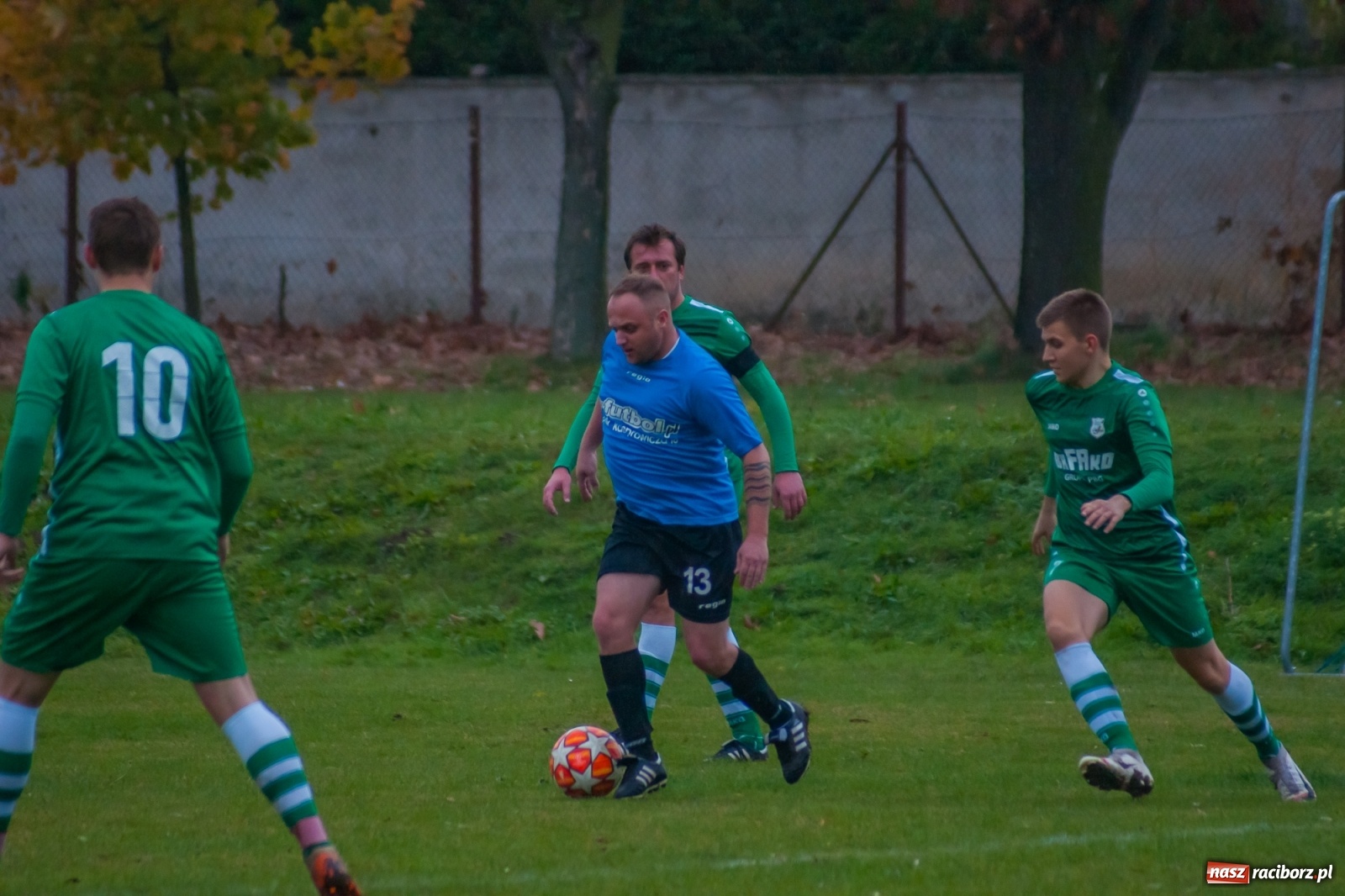 Zdjęcie w galerii na portalu naszraciborz.pl: Czarni lepsi od Rafako. 3000. mecz sędziego Czesława Sroki [FOTO] wiadomości z regionu