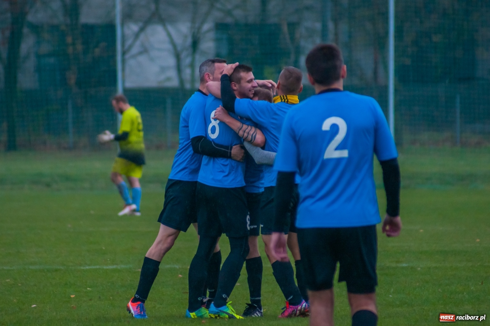Zdjęcie w galerii na portalu naszraciborz.pl: Czarni lepsi od Rafako. 3000. mecz sędziego Czesława Sroki [FOTO] wiadomości z regionu