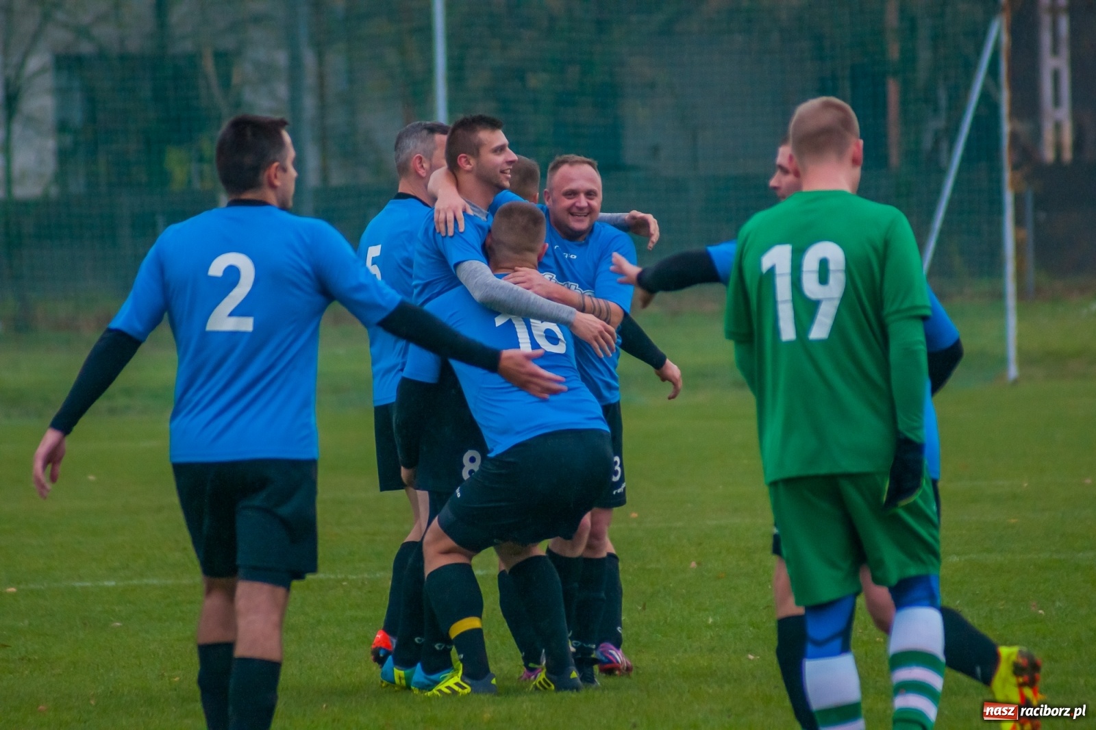 Zdjęcie w galerii na portalu naszraciborz.pl: Czarni lepsi od Rafako. 3000. mecz sędziego Czesława Sroki [FOTO] wiadomości z regionu