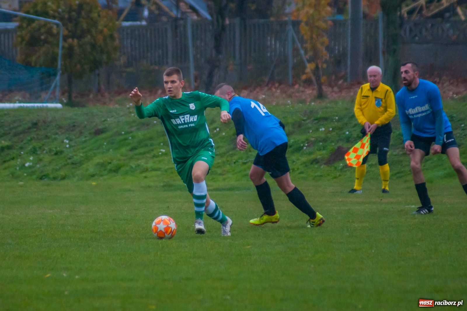 Zdjęcie w galerii na portalu naszraciborz.pl: Czarni lepsi od Rafako. 3000. mecz sędziego Czesława Sroki [FOTO] wiadomości z regionu