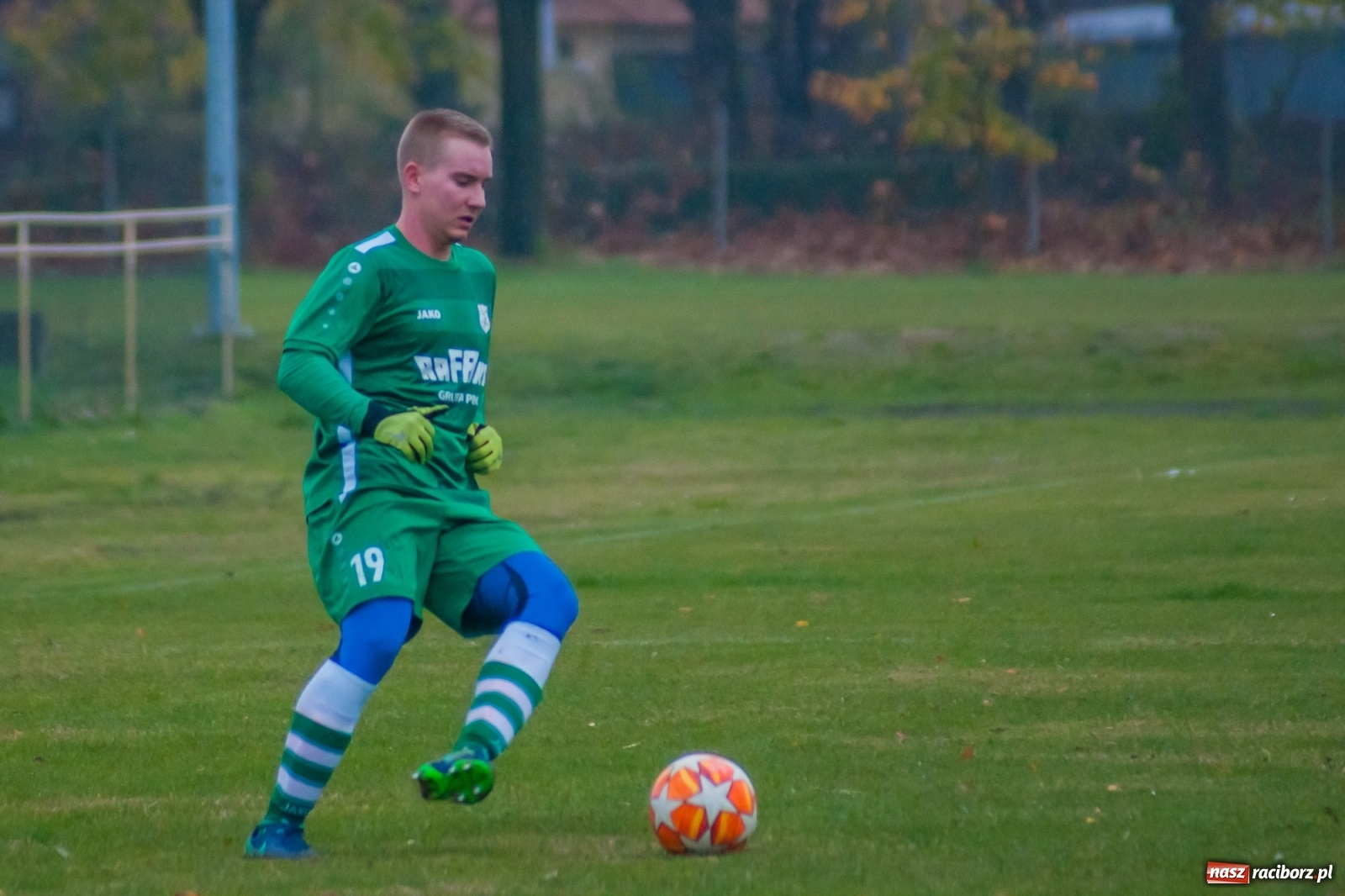 Zdjęcie w galerii na portalu naszraciborz.pl: Czarni lepsi od Rafako. 3000. mecz sędziego Czesława Sroki [FOTO] wiadomości z regionu