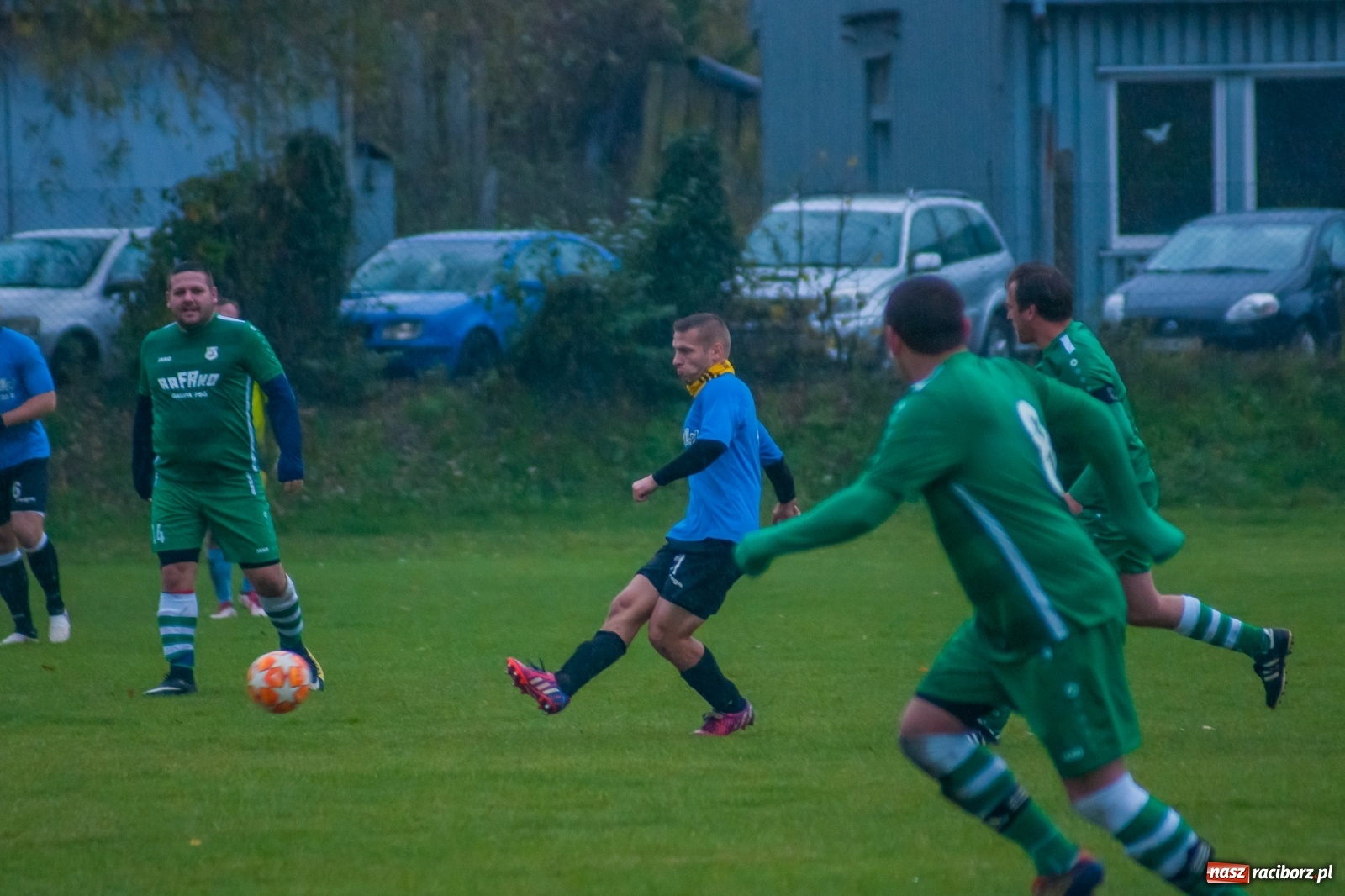 Zdjęcie w galerii na portalu naszraciborz.pl: Czarni lepsi od Rafako. 3000. mecz sędziego Czesława Sroki [FOTO] wiadomości z regionu