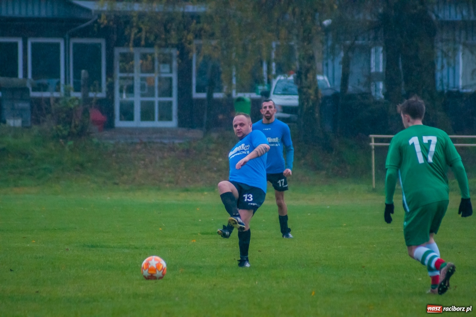 Zdjęcie w galerii na portalu naszraciborz.pl: Czarni lepsi od Rafako. 3000. mecz sędziego Czesława Sroki [FOTO] wiadomości z regionu
