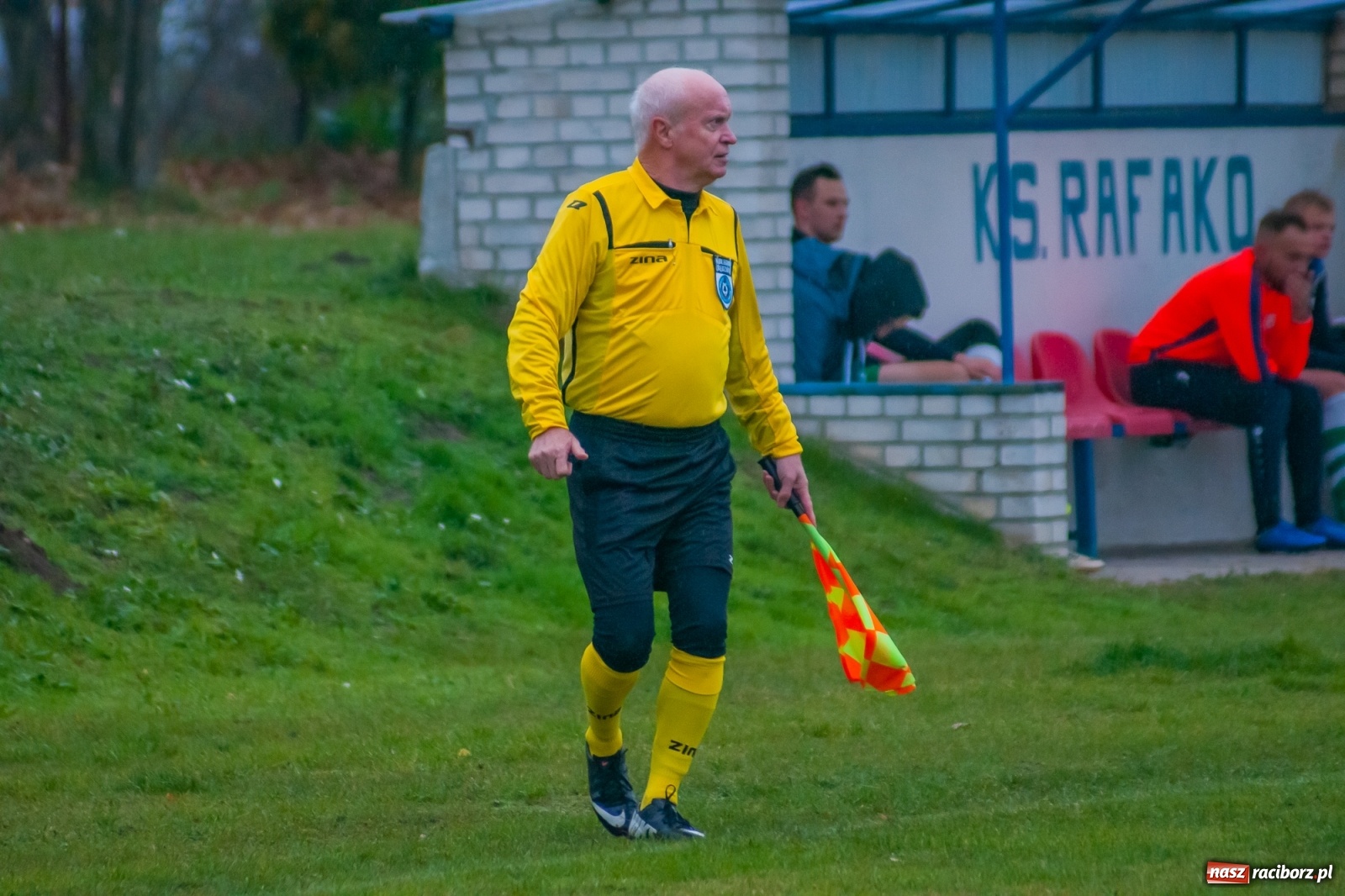 Zdjęcie w galerii na portalu naszraciborz.pl: Czarni lepsi od Rafako. 3000. mecz sędziego Czesława Sroki [FOTO] wiadomości z regionu