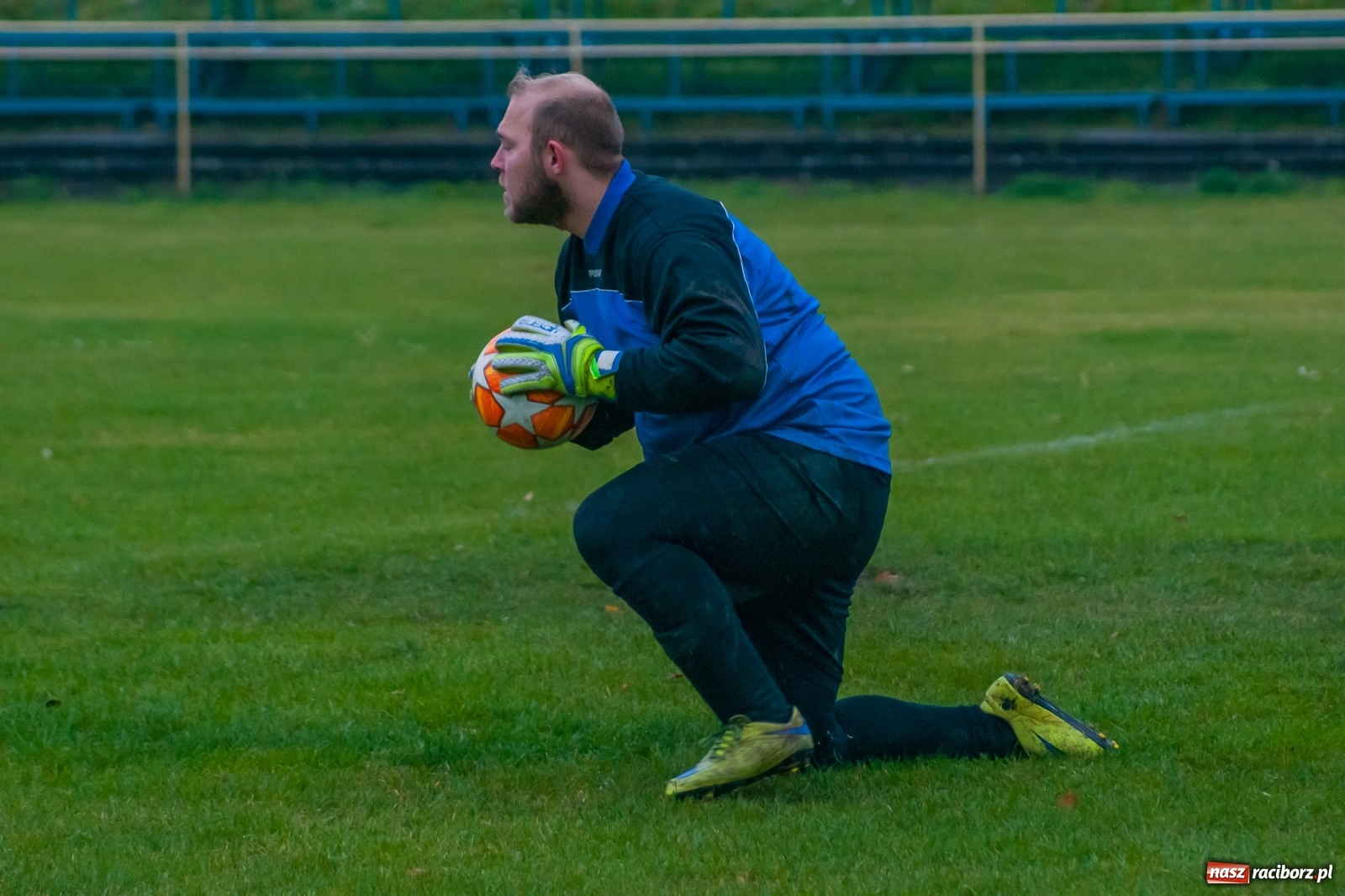 Zdjęcie w galerii na portalu naszraciborz.pl: Czarni lepsi od Rafako. 3000. mecz sędziego Czesława Sroki [FOTO] wiadomości z regionu