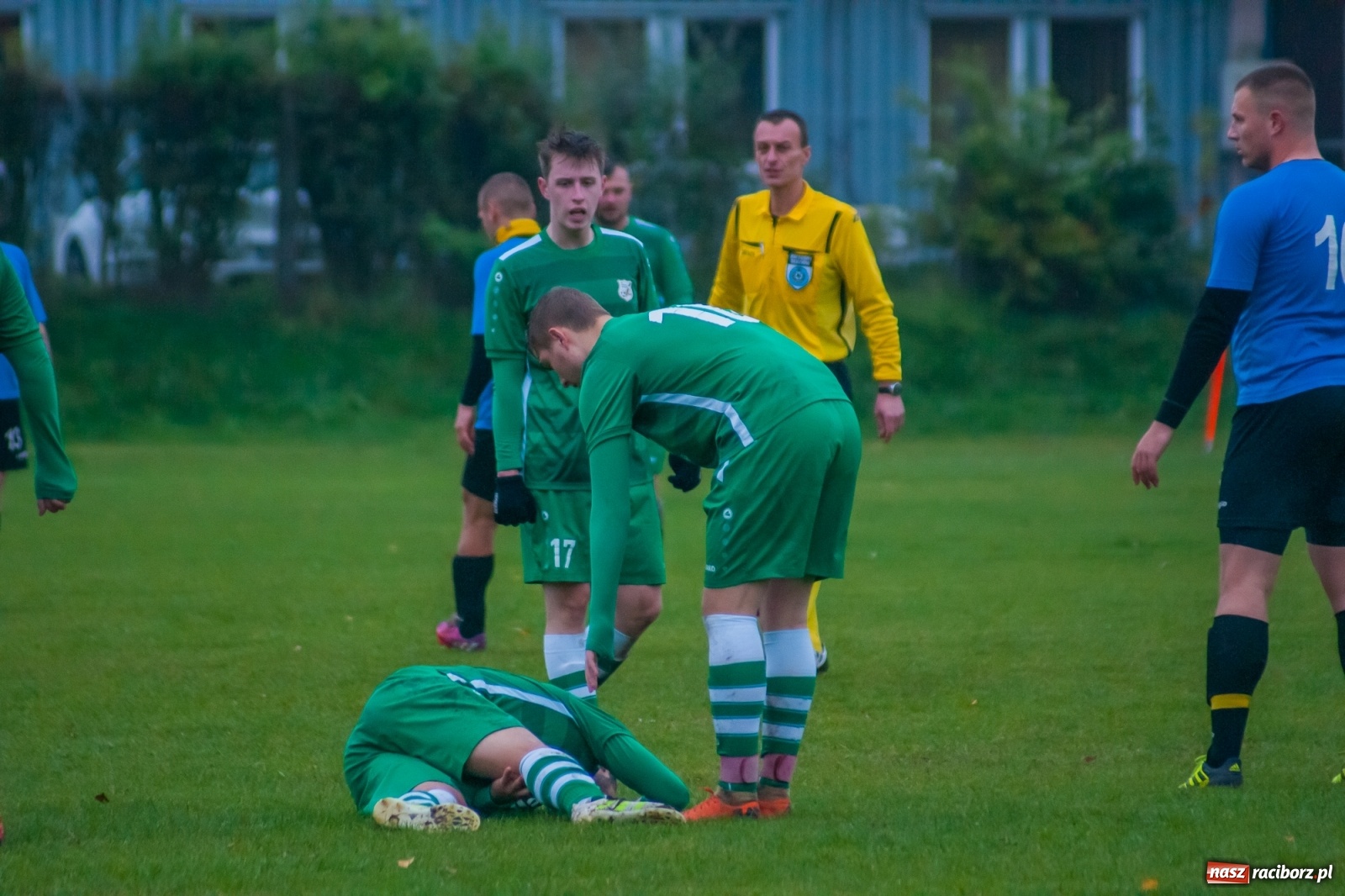 Zdjęcie w galerii na portalu naszraciborz.pl: Czarni lepsi od Rafako. 3000. mecz sędziego Czesława Sroki [FOTO] wiadomości z regionu