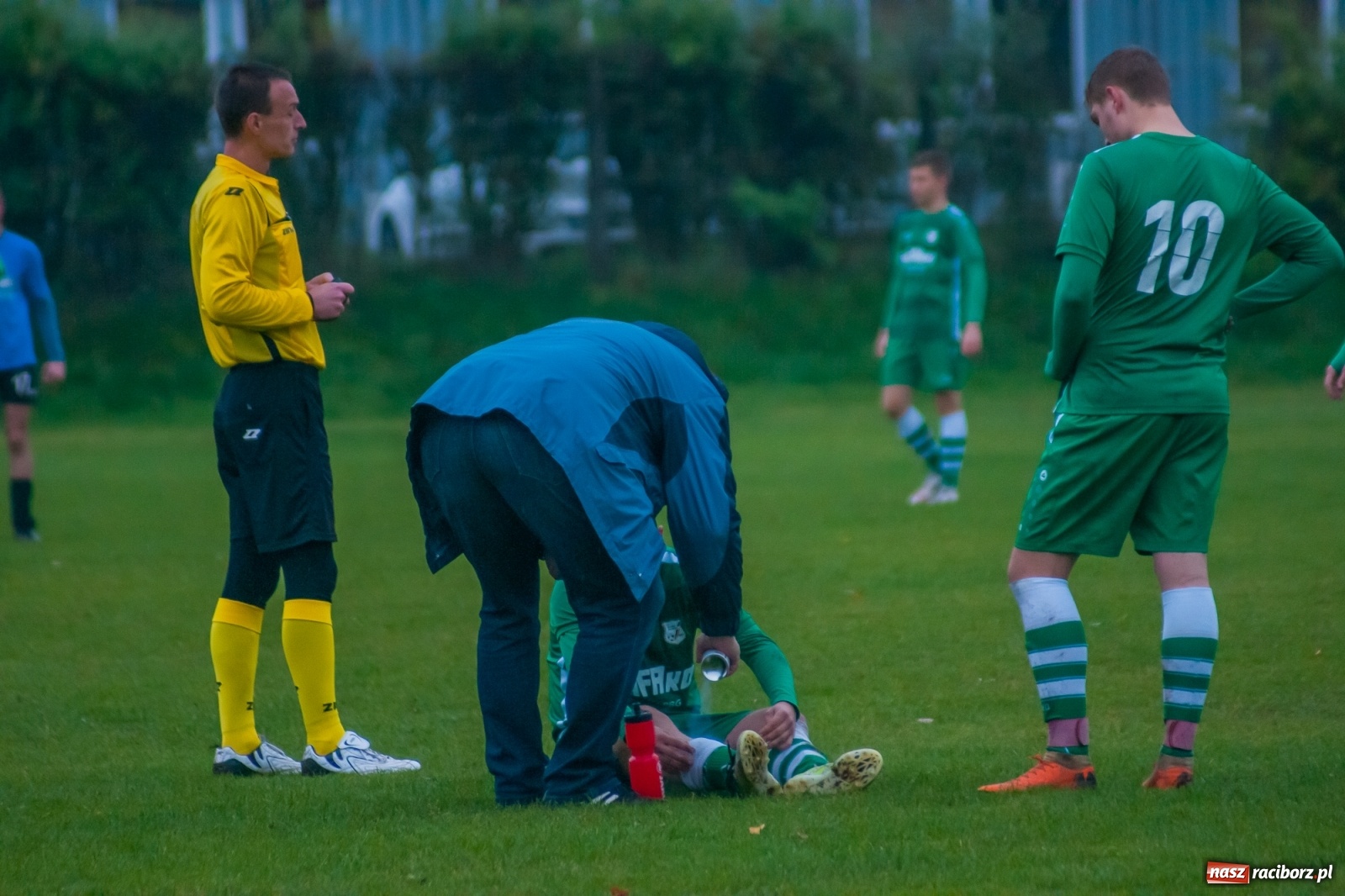 Zdjęcie w galerii na portalu naszraciborz.pl: Czarni lepsi od Rafako. 3000. mecz sędziego Czesława Sroki [FOTO] wiadomości z regionu