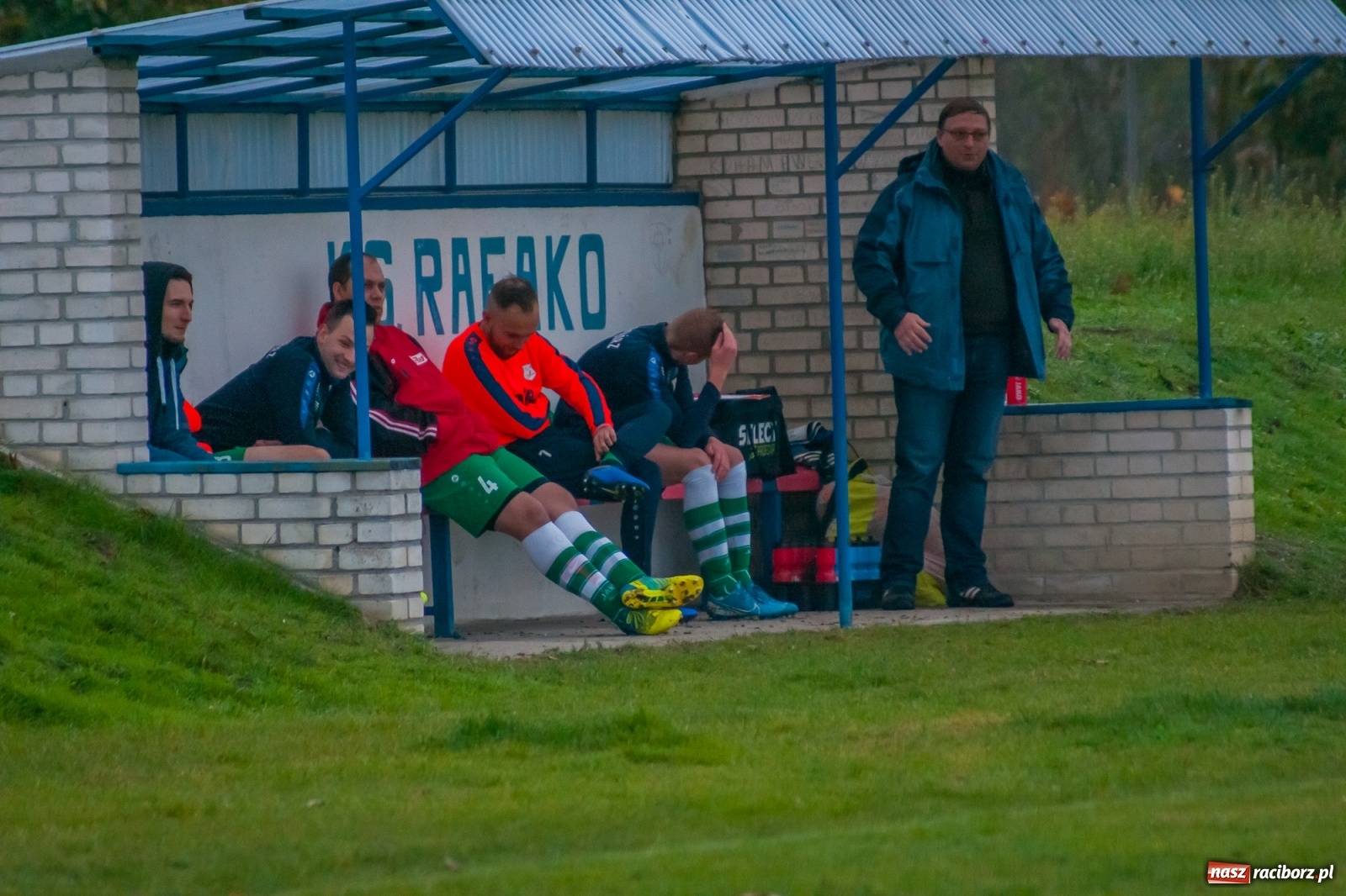 Zdjęcie w galerii na portalu naszraciborz.pl: Czarni lepsi od Rafako. 3000. mecz sędziego Czesława Sroki [FOTO] wiadomości z regionu