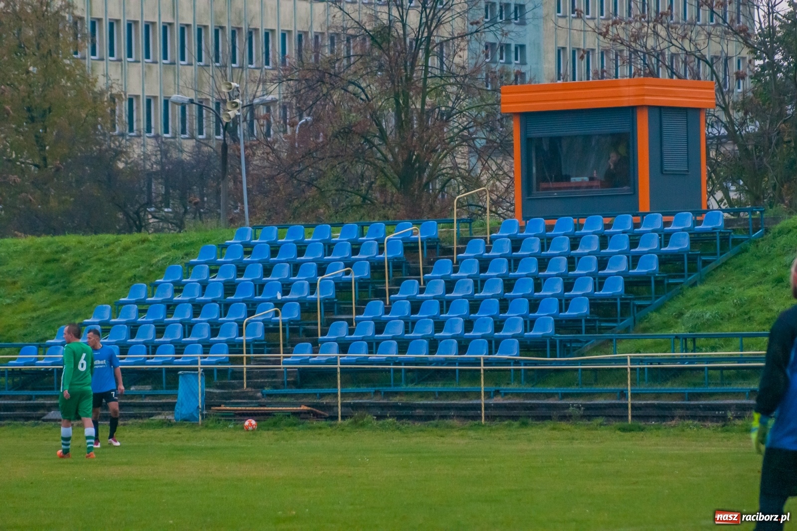 Zdjęcie w galerii na portalu naszraciborz.pl: Czarni lepsi od Rafako. 3000. mecz sędziego Czesława Sroki [FOTO] wiadomości z regionu