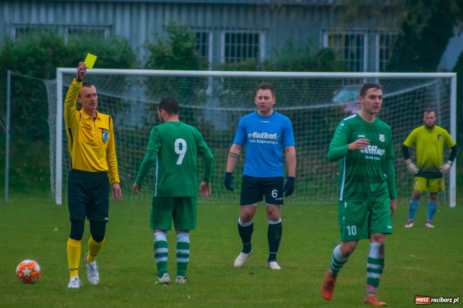 Zdjęcie w galerii na portalu naszraciborz.pl: Czarni lepsi od Rafako. 3000. mecz sędziego Czesława Sroki [FOTO] wiadomości z regionu