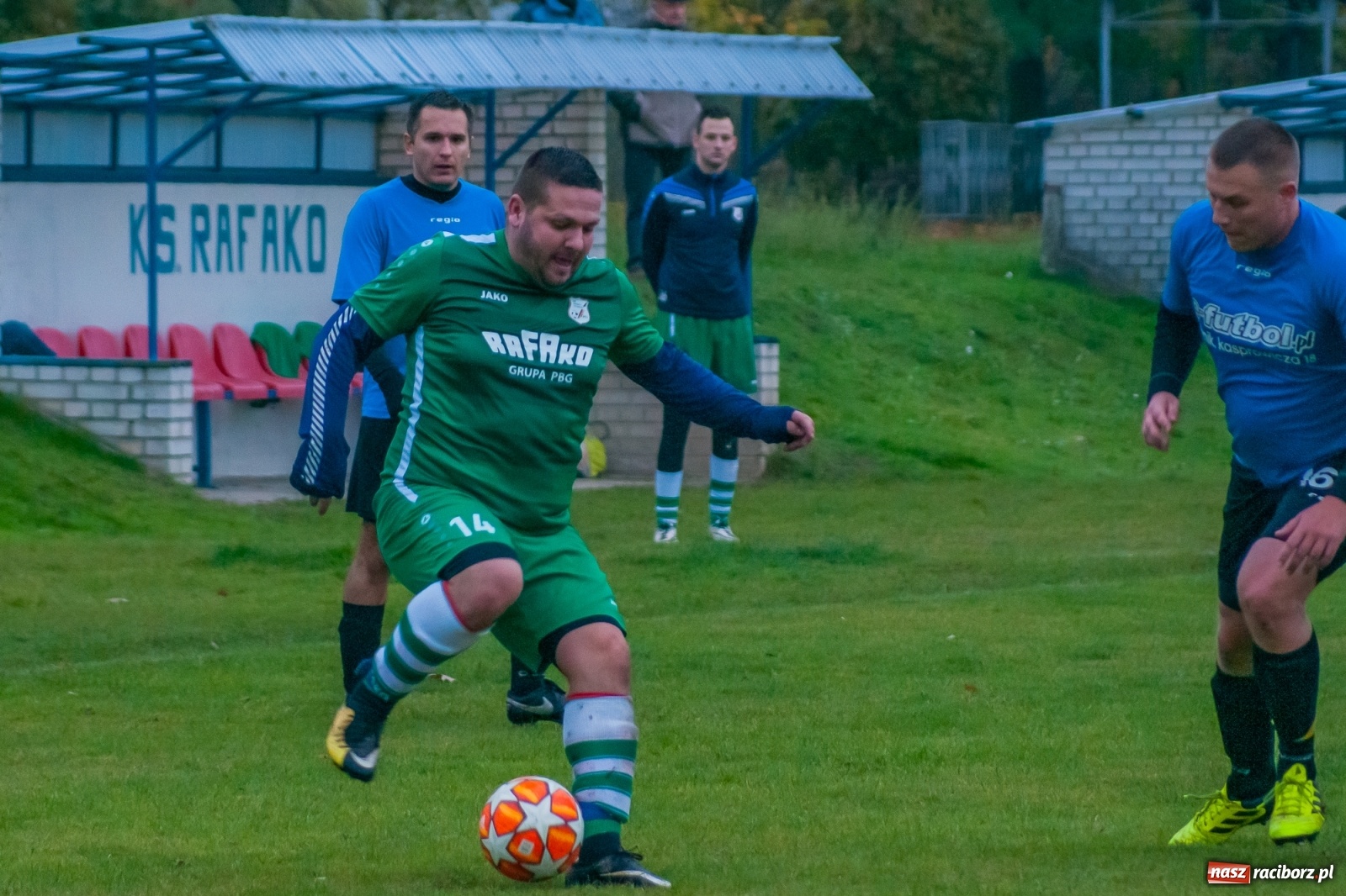 Zdjęcie w galerii na portalu naszraciborz.pl: Czarni lepsi od Rafako. 3000. mecz sędziego Czesława Sroki [FOTO] wiadomości z regionu