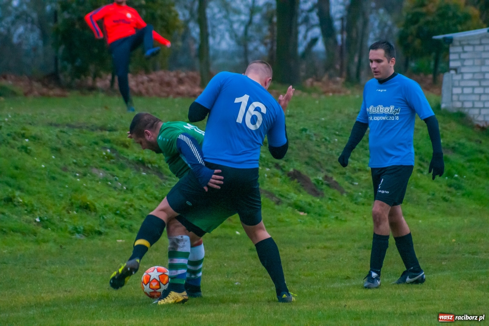 Zdjęcie w galerii na portalu naszraciborz.pl: Czarni lepsi od Rafako. 3000. mecz sędziego Czesława Sroki [FOTO] wiadomości z regionu
