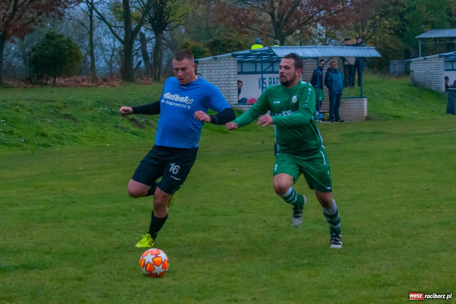 Zdjęcie w galerii na portalu naszraciborz.pl: Czarni lepsi od Rafako. 3000. mecz sędziego Czesława Sroki [FOTO] wiadomości z regionu
