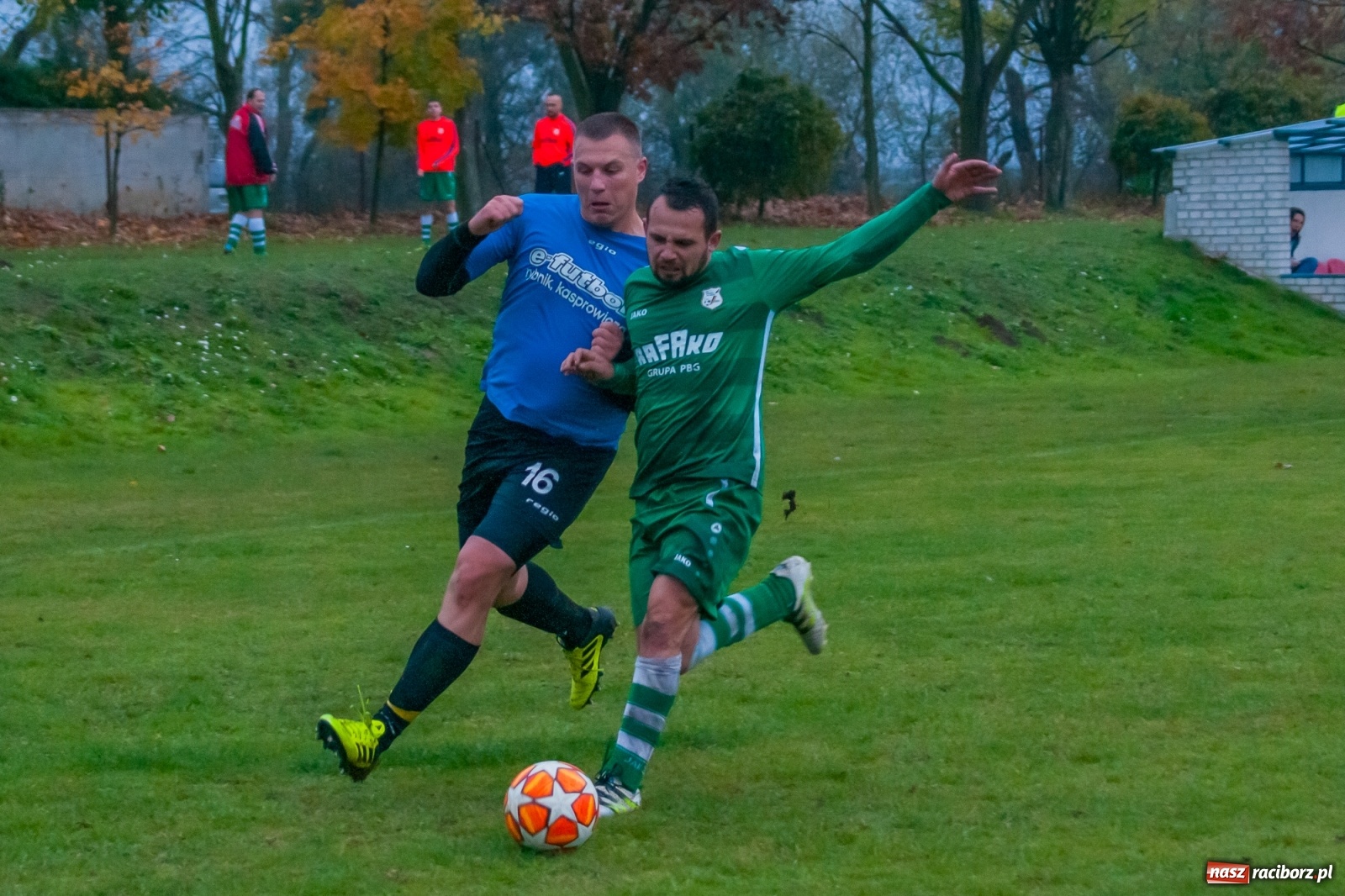 Zdjęcie w galerii na portalu naszraciborz.pl: Czarni lepsi od Rafako. 3000. mecz sędziego Czesława Sroki [FOTO] wiadomości z regionu