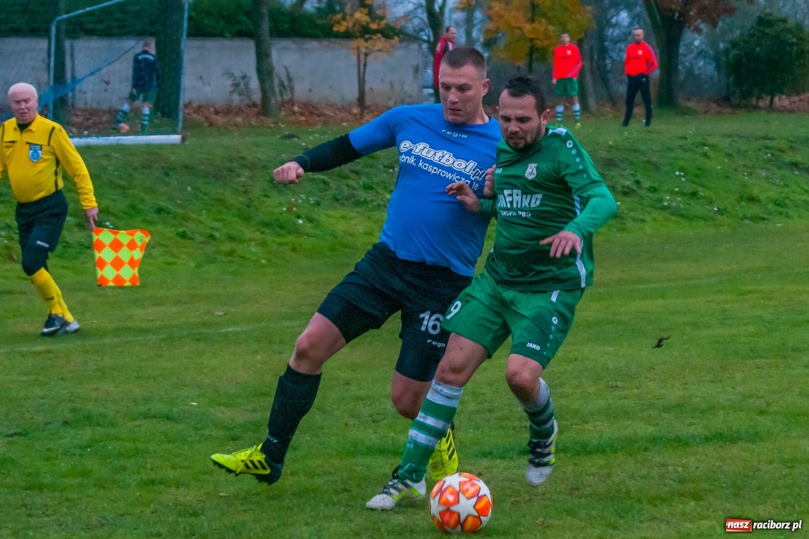 Zdjęcie w galerii na portalu naszraciborz.pl: Czarni lepsi od Rafako. 3000. mecz sędziego Czesława Sroki [FOTO] wiadomości z regionu