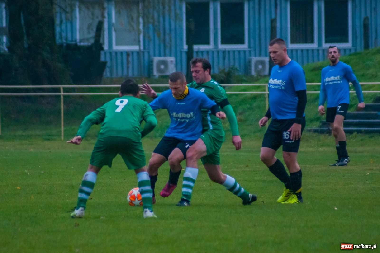 Zdjęcie w galerii na portalu naszraciborz.pl: Czarni lepsi od Rafako. 3000. mecz sędziego Czesława Sroki [FOTO] wiadomości z regionu
