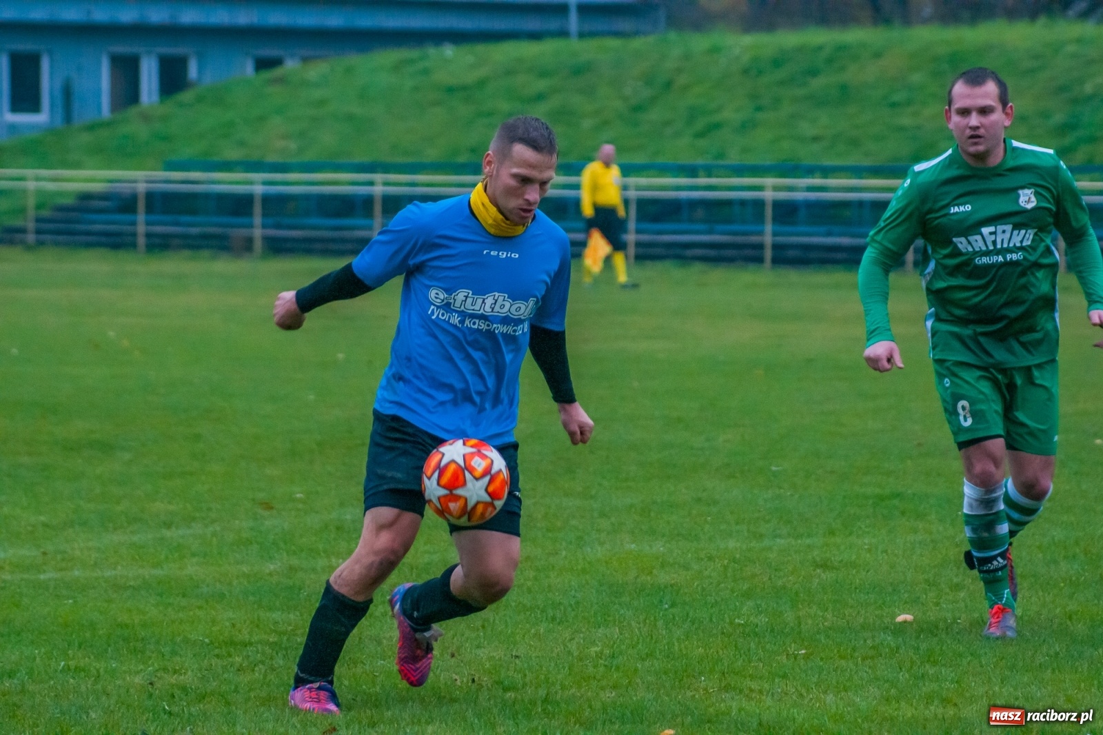Zdjęcie w galerii na portalu naszraciborz.pl: Czarni lepsi od Rafako. 3000. mecz sędziego Czesława Sroki [FOTO] wiadomości z regionu