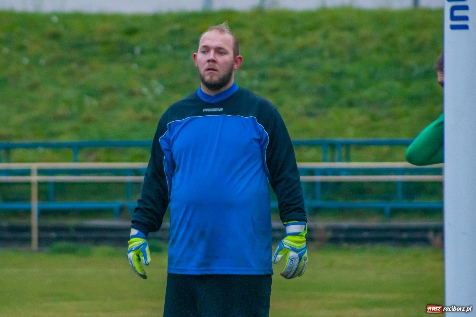 Zdjęcie w galerii na portalu naszraciborz.pl: Czarni lepsi od Rafako. 3000. mecz sędziego Czesława Sroki [FOTO] wiadomości z regionu