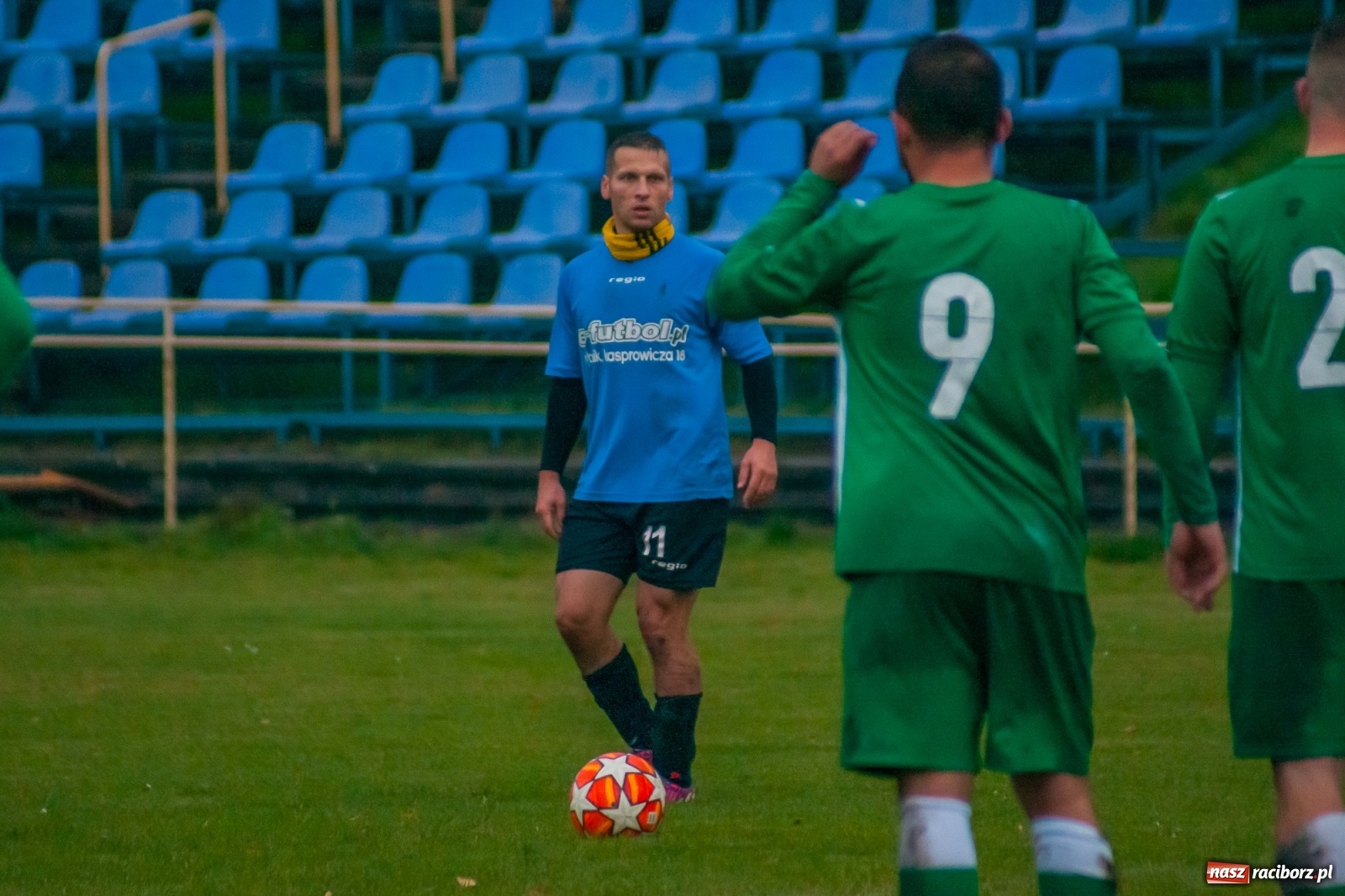 Zdjęcie w galerii na portalu naszraciborz.pl: Czarni lepsi od Rafako. 3000. mecz sędziego Czesława Sroki [FOTO] wiadomości z regionu
