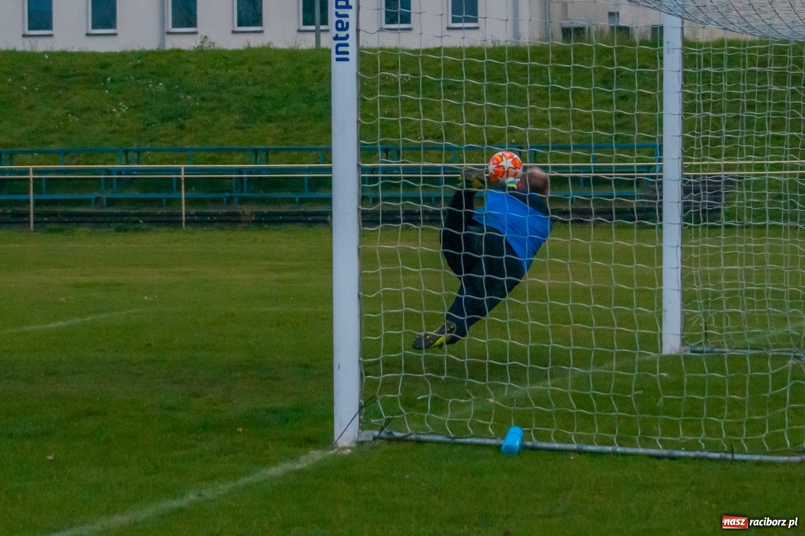 Zdjęcie w galerii na portalu naszraciborz.pl: Czarni lepsi od Rafako. 3000. mecz sędziego Czesława Sroki [FOTO] wiadomości z regionu