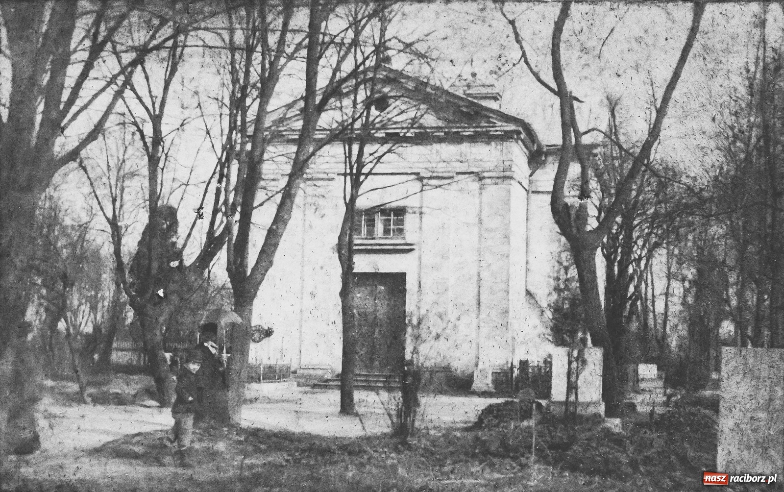 Zdjęcie w galerii na portalu naszraciborz.pl: Kartka z kalendarza. Poświęcenie kaplicy w stylu greckiej świątyni  wiadomości z regionu