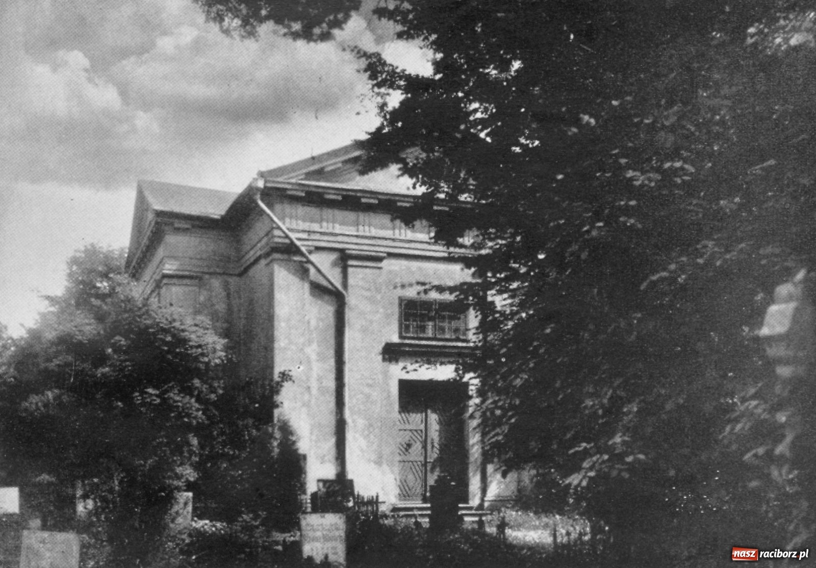 Zdjęcie w galerii na portalu naszraciborz.pl: Kartka z kalendarza. Poświęcenie kaplicy w stylu greckiej świątyni  wiadomości z regionu