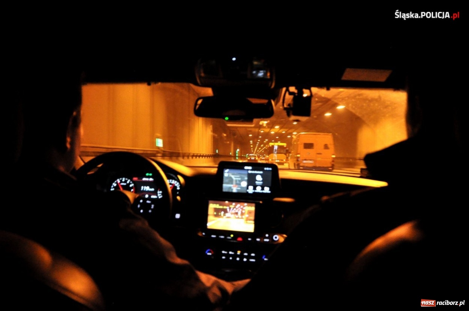 Zdjęcie w galerii na portalu naszraciborz.pl: Policja analizuje filmiki wysyłane przez internatów  wiadomości z regionu