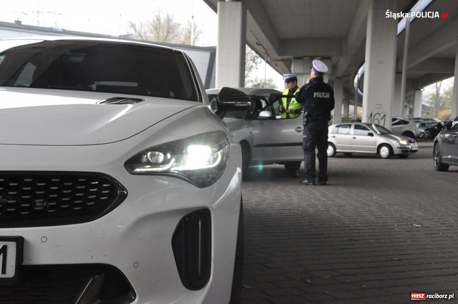 Zdjęcie w galerii na portalu naszraciborz.pl: Policja analizuje filmiki wysyłane przez internatów  wiadomości z regionu