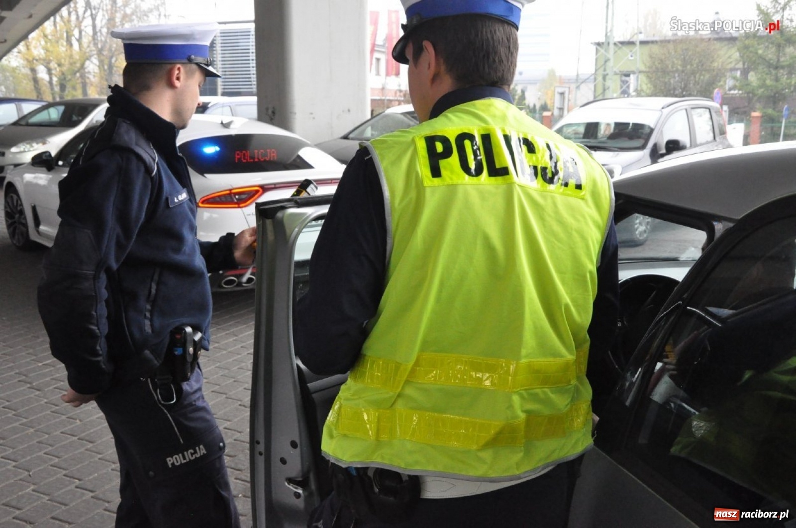 Zdjęcie w galerii na portalu naszraciborz.pl: Policja analizuje filmiki wysyłane przez internatów  wiadomości z regionu